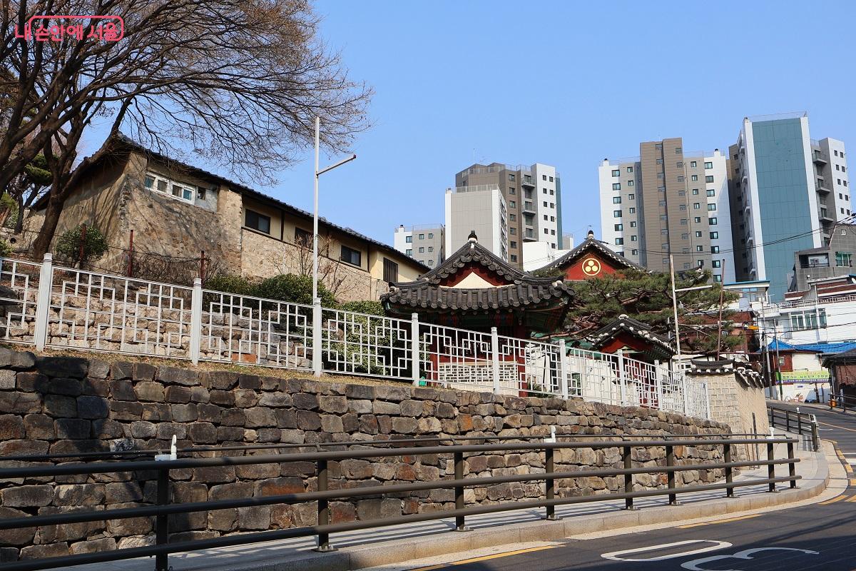 왕후가 거주하던 정원업 터가 이제는 청룡사로 바뀌었다. &copy;김대진