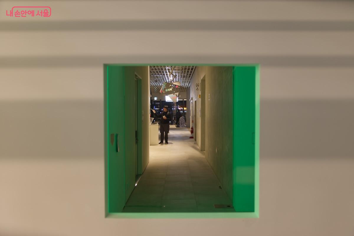 뉴미디어 특화 도서관을 표현하고 싶어 담아본 프레임 사진