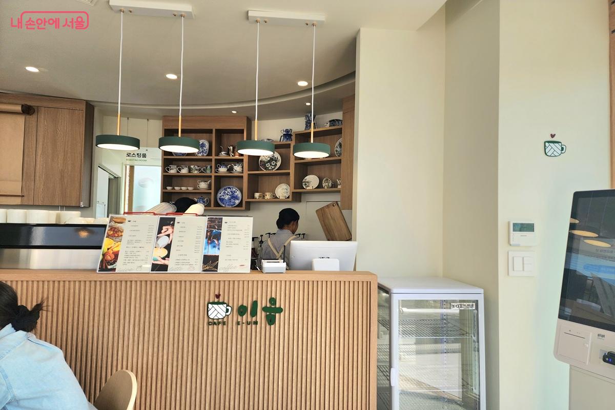 능숙한 솜씨로 음료를 준비하는 바리스타들 ©김윤화