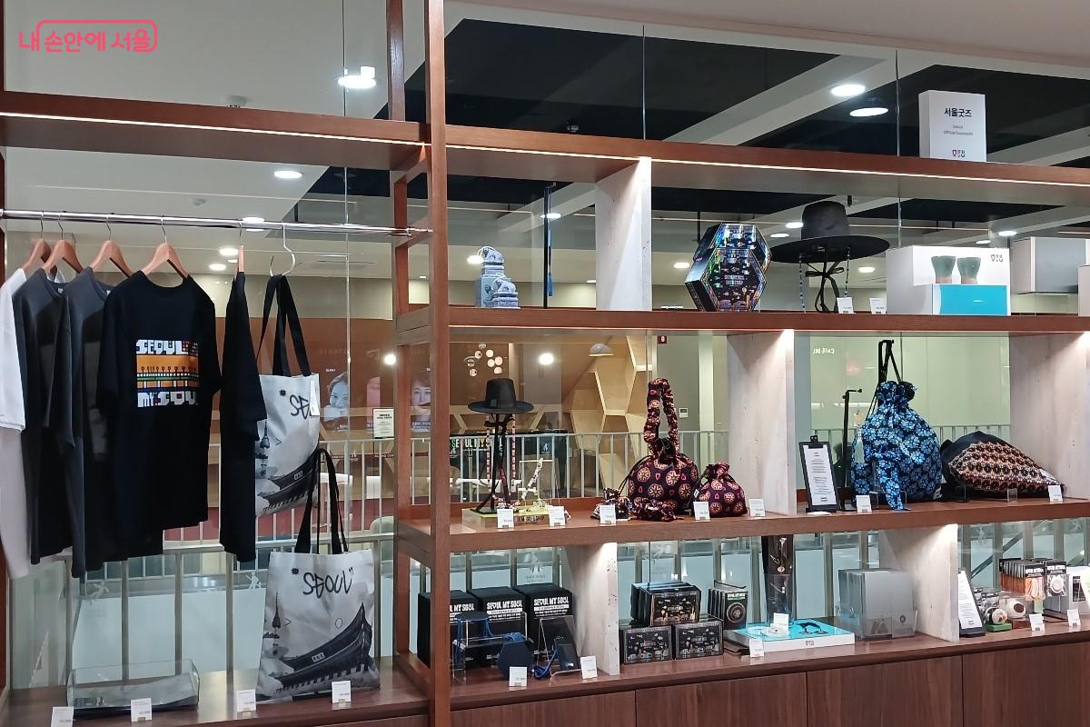 서울 공식 굿즈부터 브랜드 협업 굿즈까지 약 200여 종의 다양한 제품을 만나볼 수 있다. ©임영근