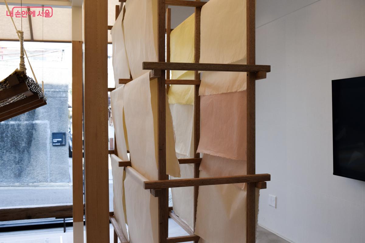 <교차:한지의 구조> 전시물, 다양한 종류의 한지들이 걸려 있는 모습 ⓒ이명은