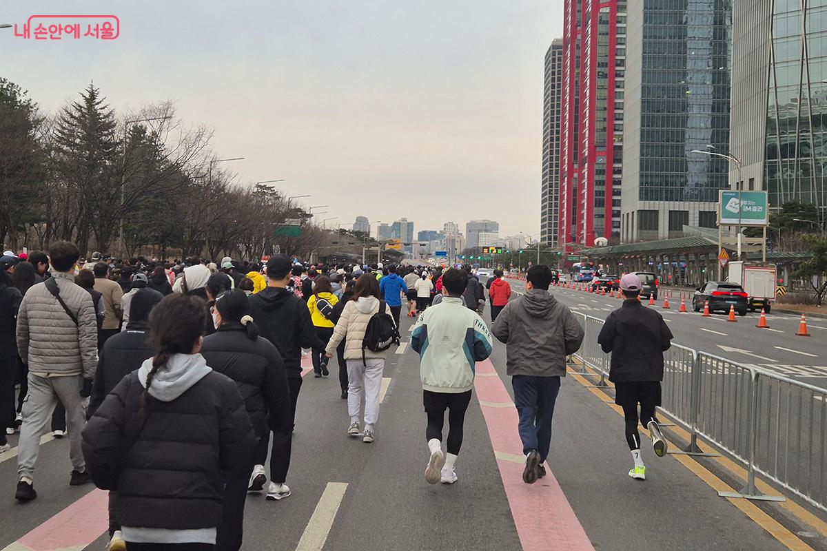 여의대로를 지나 반환점인 마포대교를 향해 달려가는 참가자들 &copy;이혜숙