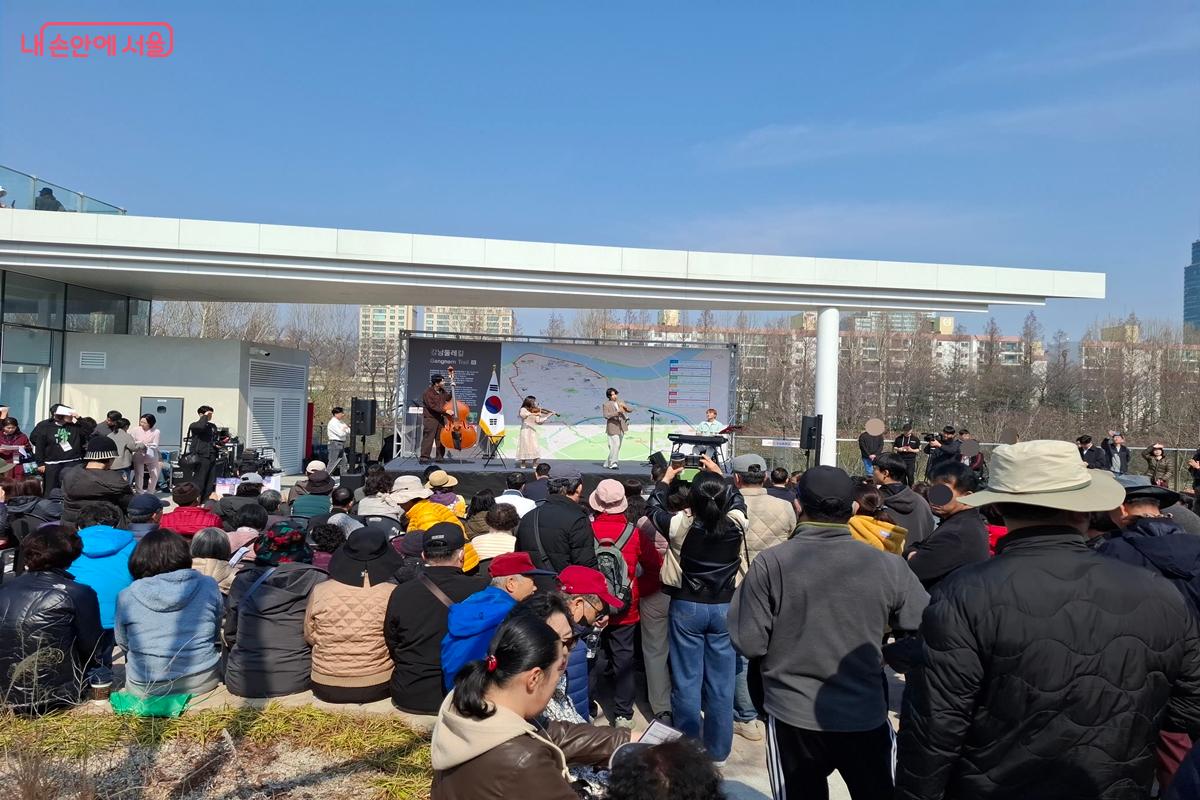 축제에 앞서 분위기를 띄우는 공연을 관람하며 흥을 돋우었다. &copy;김인자