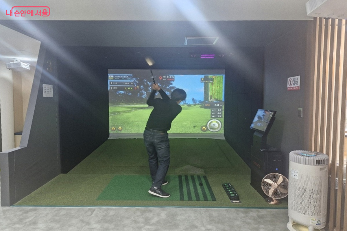 천호 스크린 파크골프장에서 이용자가 스크린 코스를 향해 스윙을 하고 있다. &copy;김민채 