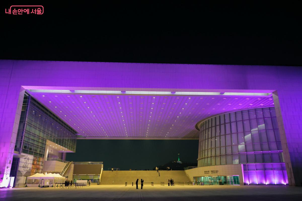 블랙핑크를 상징하는 황홀한 색으로 물든 박물관 입구 &copy;박성환