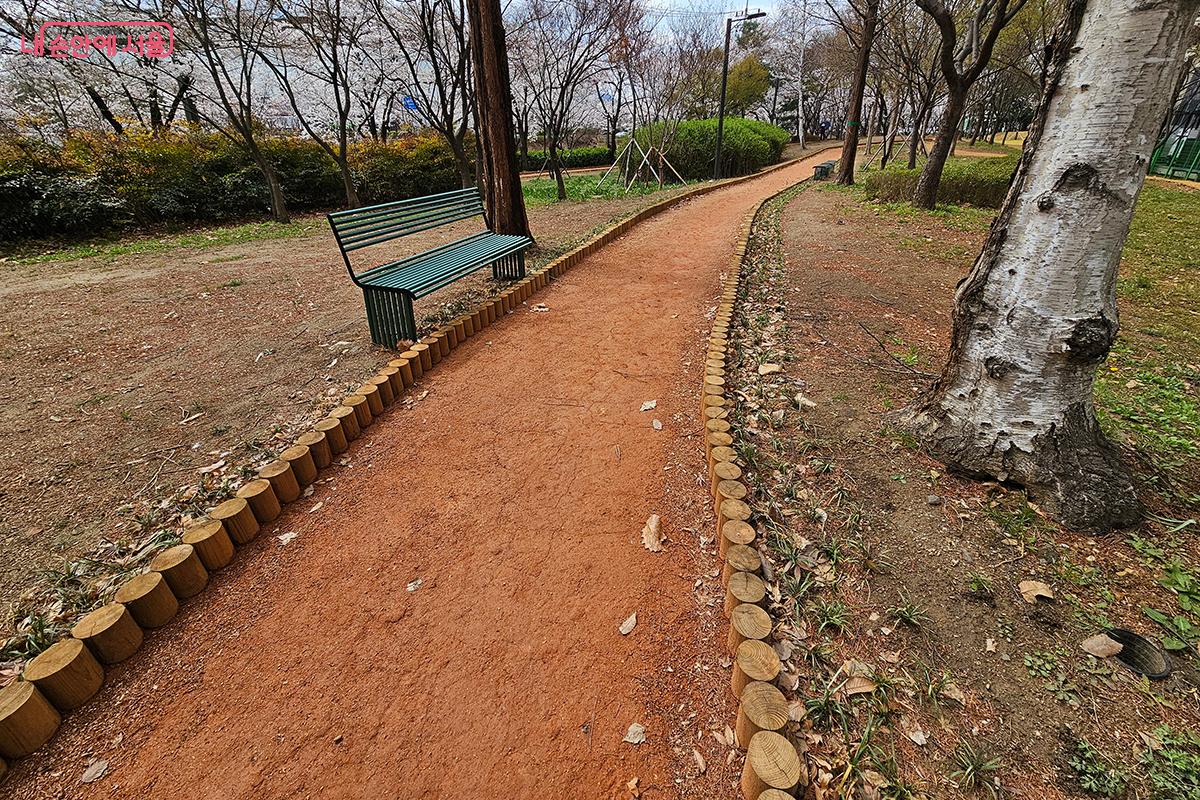 황톳길을 걸을 때에는 자연의 숨결을 느끼는 듯하다. &copy;백승훈