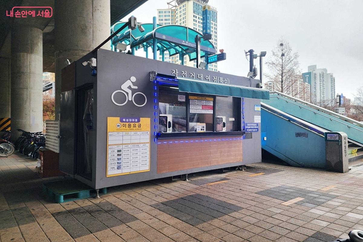 자전거를 대여할 수 있는 뚝섬한강공원 자전거 대여점 &copy;김윤화