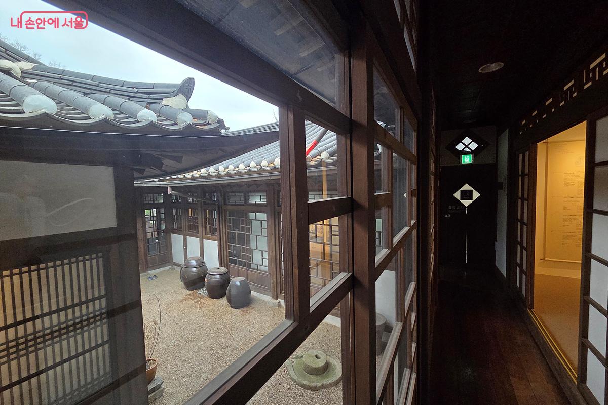 긴 복도와 유리문 등 근대 초기 한국 주택의 특징이 고스란히 느껴진다. &copy;정민호