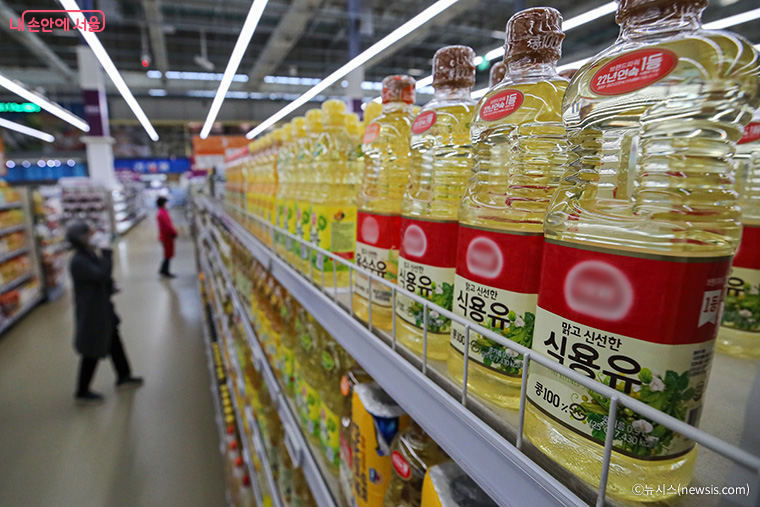 진열대에 놓인 식용유들