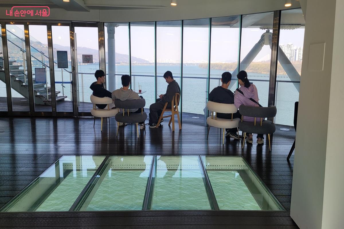 광진교 8번가 내부, 통유리 너머 한강을 바라보며 여유를 즐길 수 있다. &copy;조연