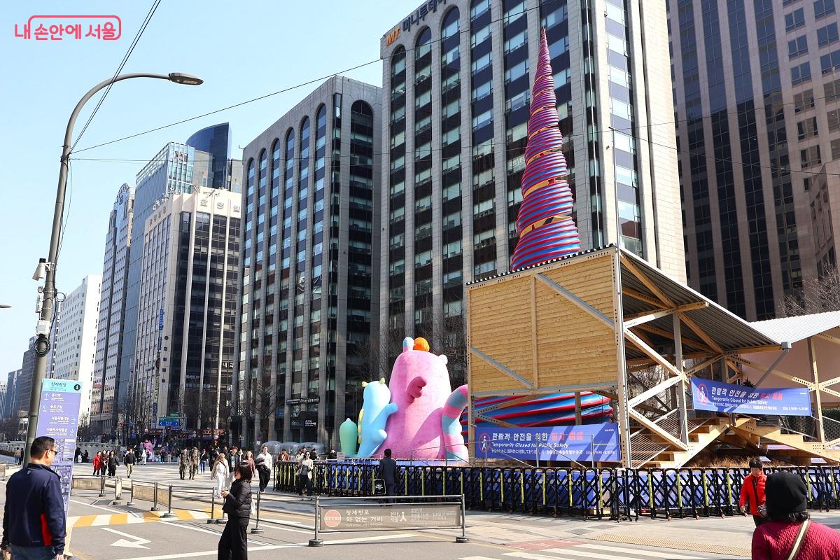 서울시청 가는 길, 축제 분위기 가득한 청계광장의 거대 캐릭터가 시민들을 반긴다. &copy;이봉덕