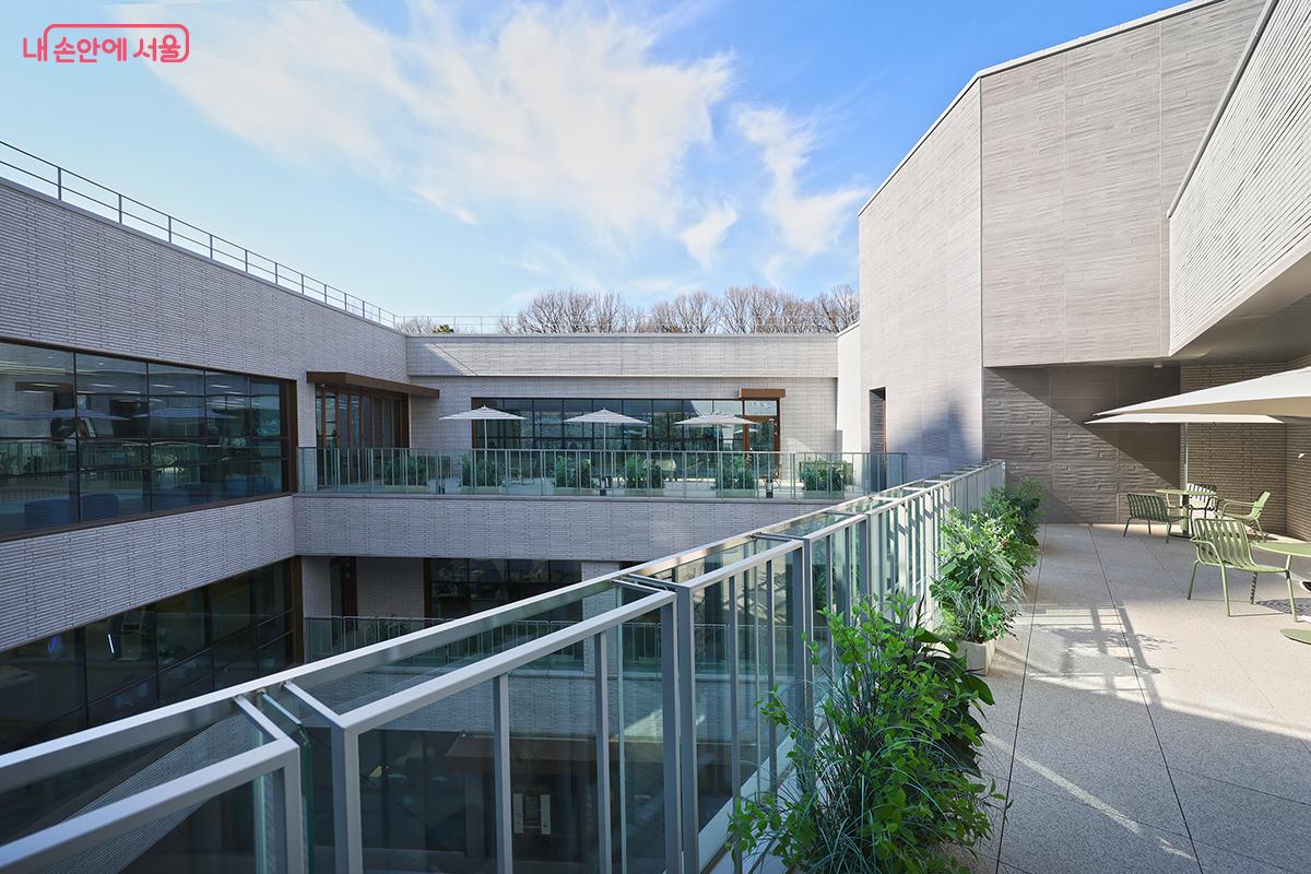 3층에도 볕이 잘 드는 야외 테라스 공간이 조성되어 있다. &copy;김주연