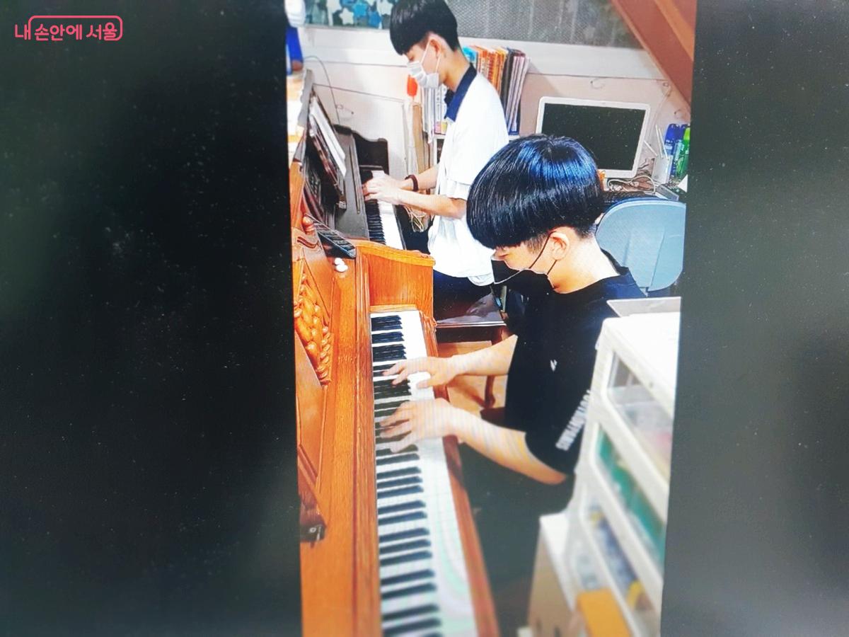 야간돌봄 시간에는 피아노 레슨, 독서, 문제집 풀이 등 다양한 프로그램을 운영 중이다. &copy;엄윤주