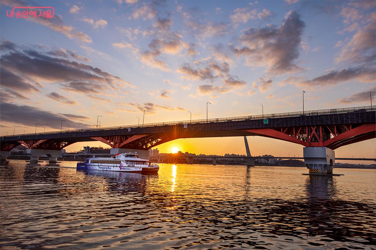 다리 아래로 스며드는 석양과 한강 버스 ⓒ장신자