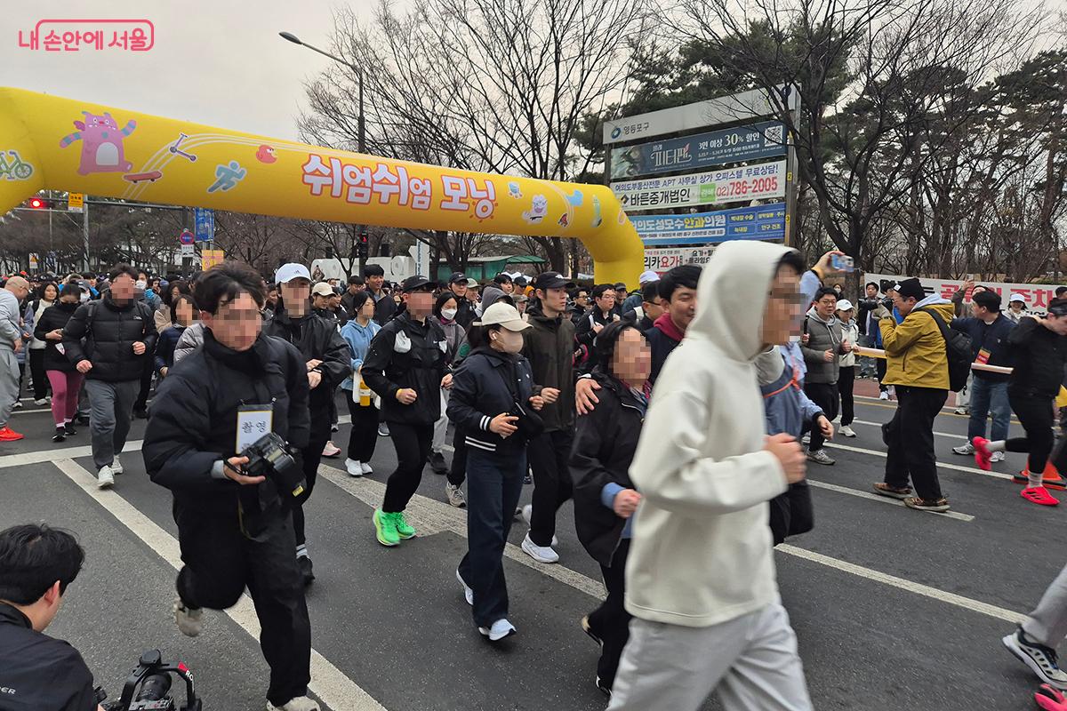 정각 7시, 선두에서 선 달리기 참가 신청자들이 힘차게 뛰어나간다.