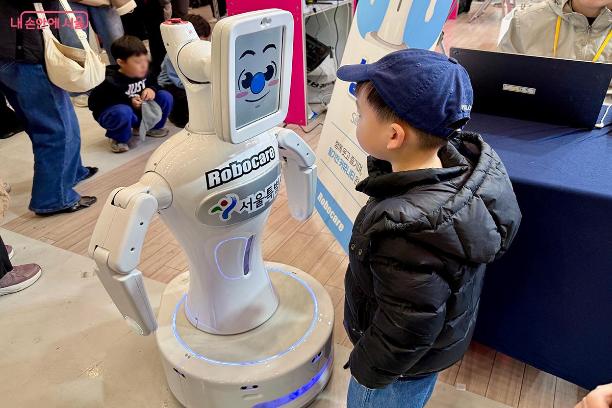 두뇌 향상 콘텐츠를 제공하여 치매 예방에 도움을 주는 인지훈련 로봇 '실벗' ©김미정