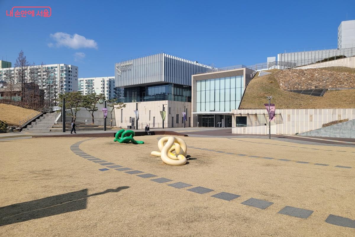 서울 노원구 북서울미술관 야외 잔디 공간에 설치된 조형 작품 &copy;조연