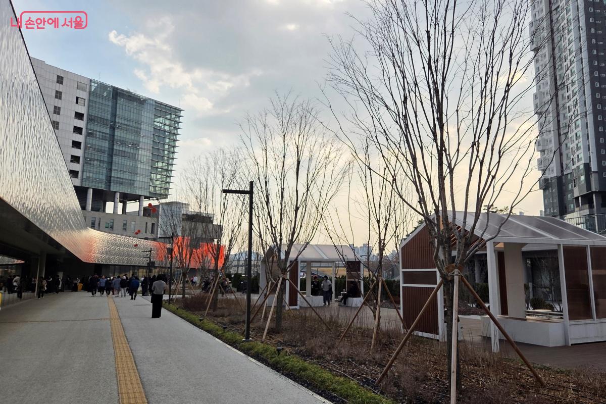 물결이 치는 듯한 띠 모양의 은빛 외관은 주변 풍경과 어우러진다. &copy;김미선