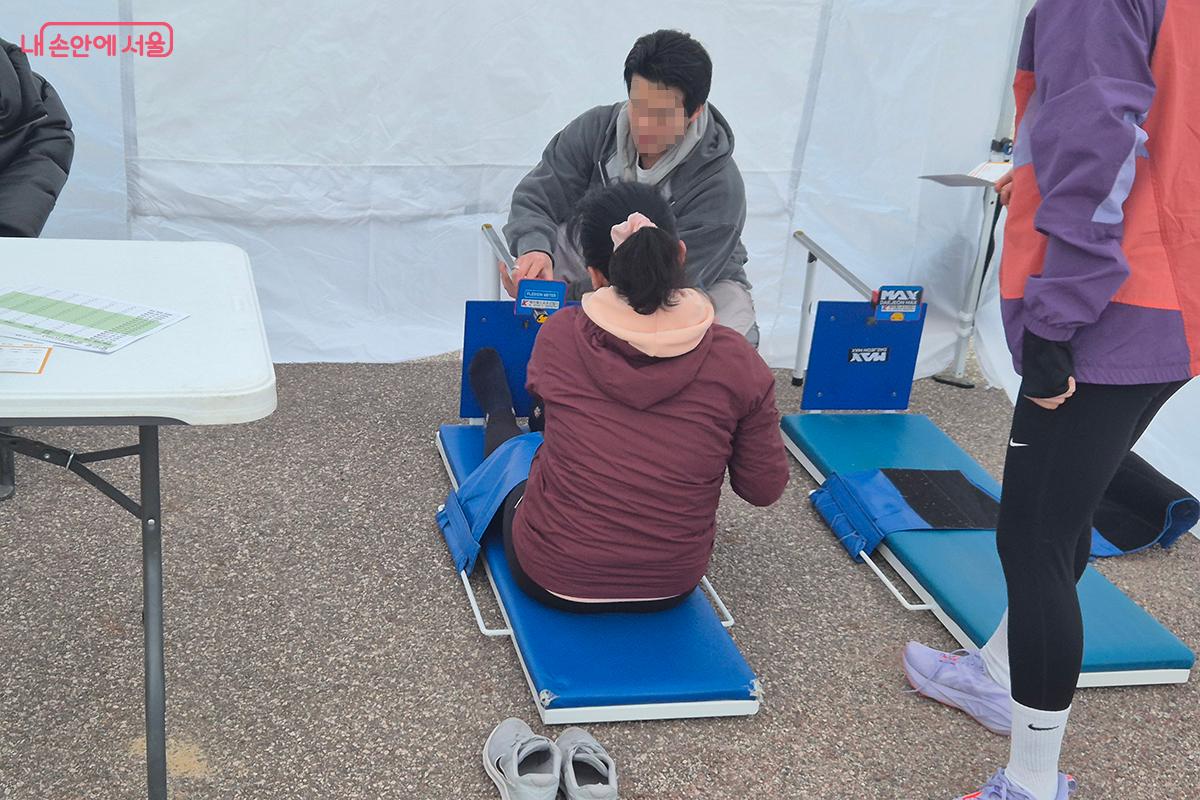 유연성 측정은 나이가 들면 떨어지는 관절과 근육의 유연성의 중요성을 일깨운다. &copy;이혜숙