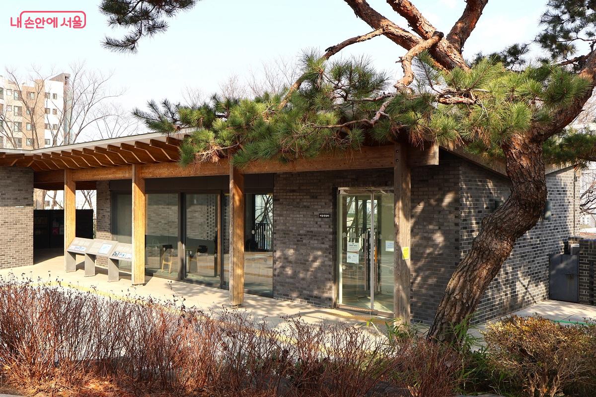 동망봉 쉼터 입구에 전시된 정순왕후 삶의 흔적들 &copy;김대진 