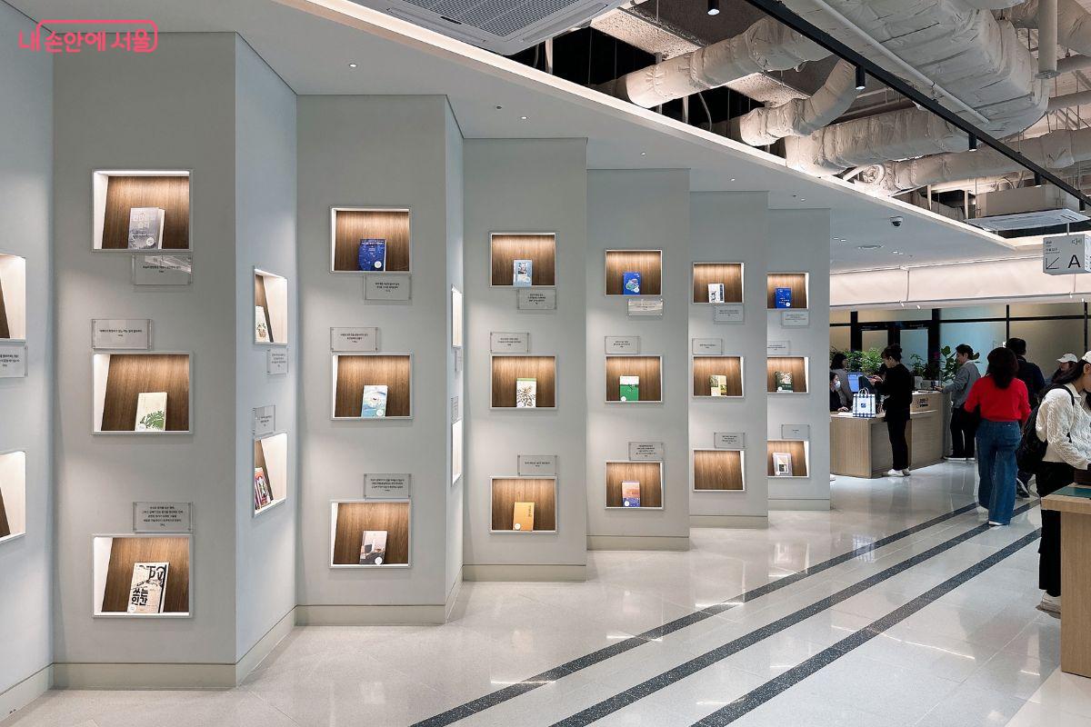 영등포구 여의도에 1,000여 평 규모의 공공 도서관이 생겼다. &copy;김재형