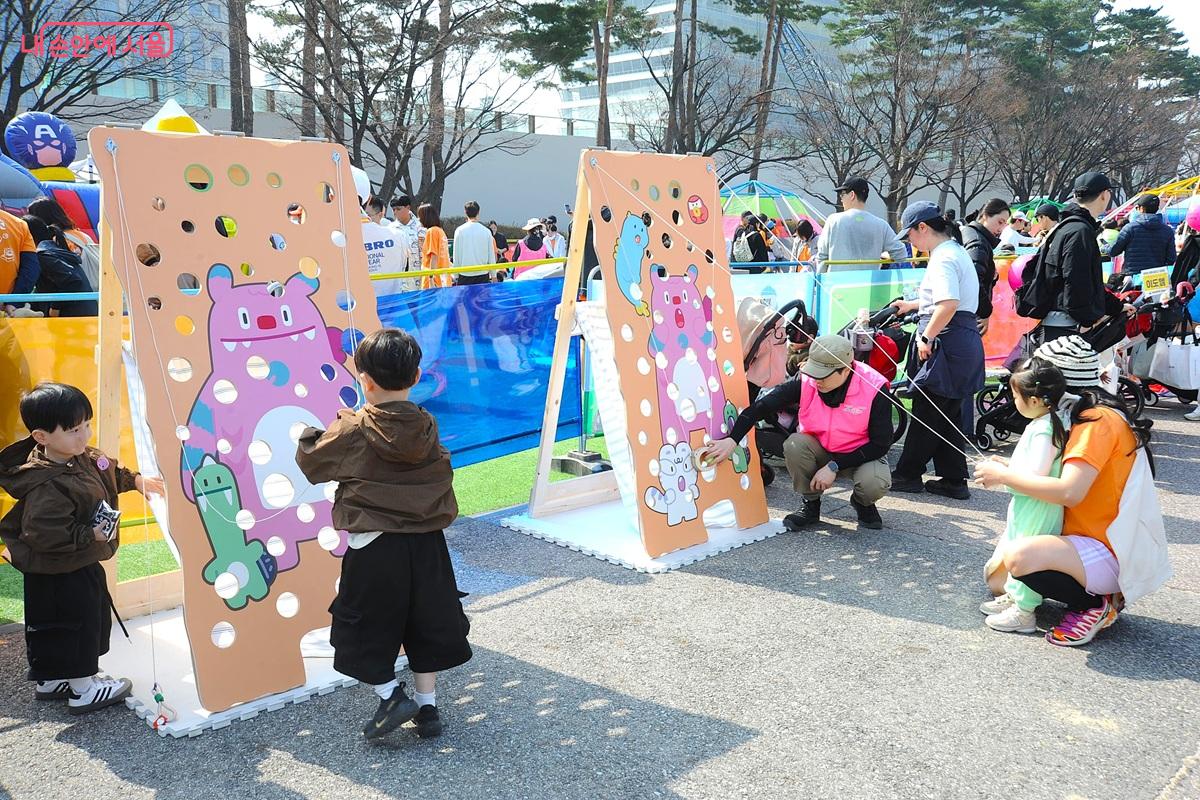 신종 놀이기구 &lsquo;구멍 탈출&rsquo;을 즐기는 어린이들 &copy;조수봉