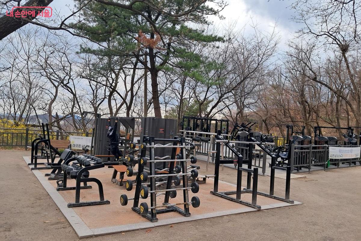 최근 다양한 최신 기구를 갖춘 고품격 숲속 웨이트 트레이닝 체육시설 ©장형진