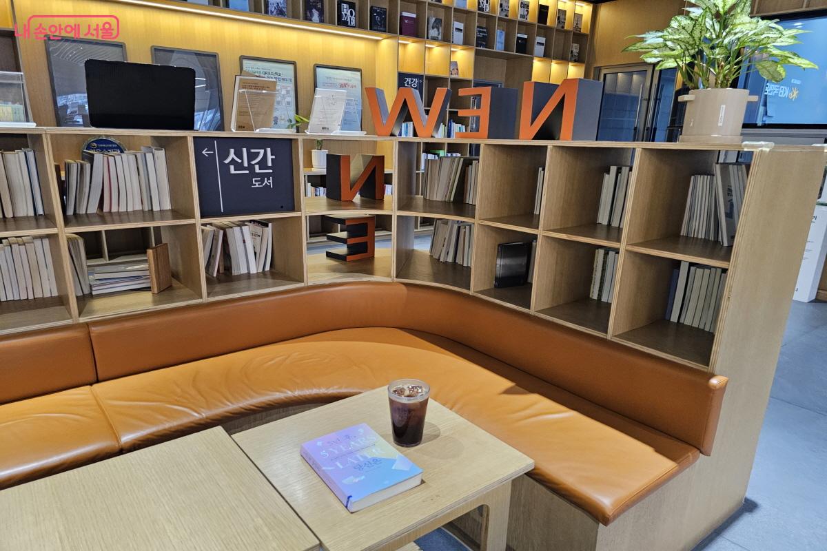 총 65석 좌석의 여유공간으로 어렵지 않게 빈자리를 찾아 편안하게 책을 읽을 수 있었다.ⓒ염지연