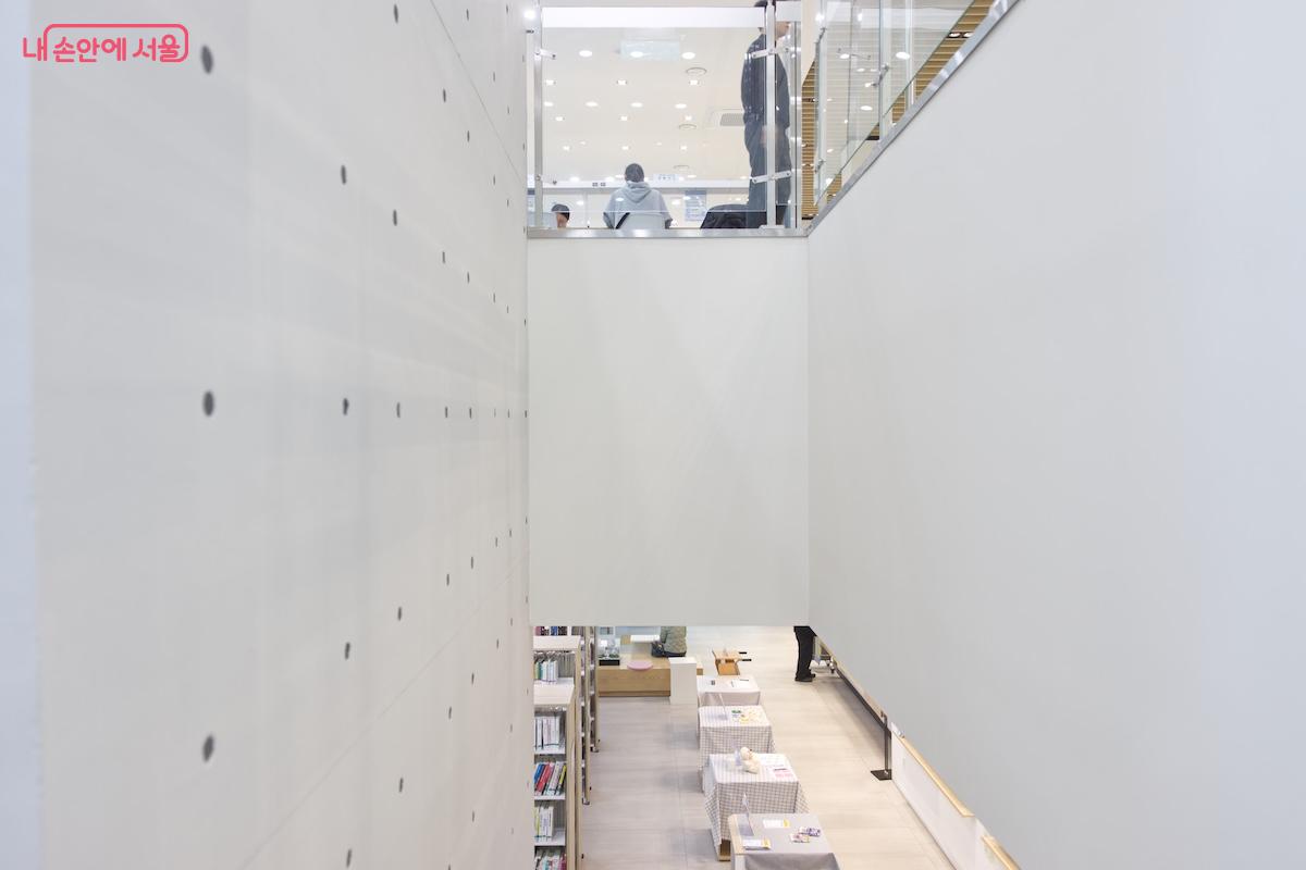 구로미래도서관은 깔끔한 건축미가 인상적인 도서관이다. &copy;서지희