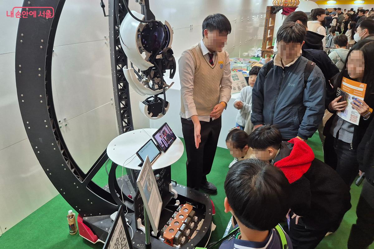 AI 분리수거기계, 경비로봇, IoT 접속기 등 체험형 전시가 아이와 청소년 관람객들에게 과학 원리를 쉽고 재미있게 전달했다.