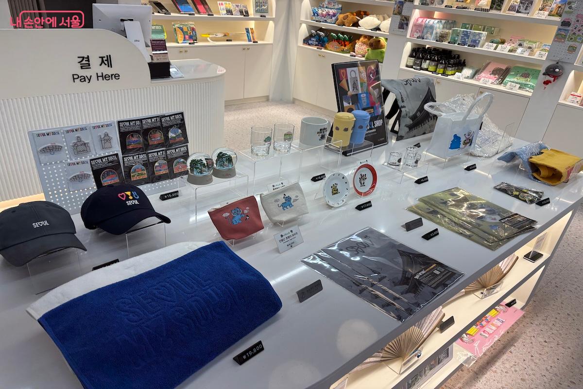 1층에는 홍제폭포 굿즈샵도 자리하고 있다. &copy;이혜원