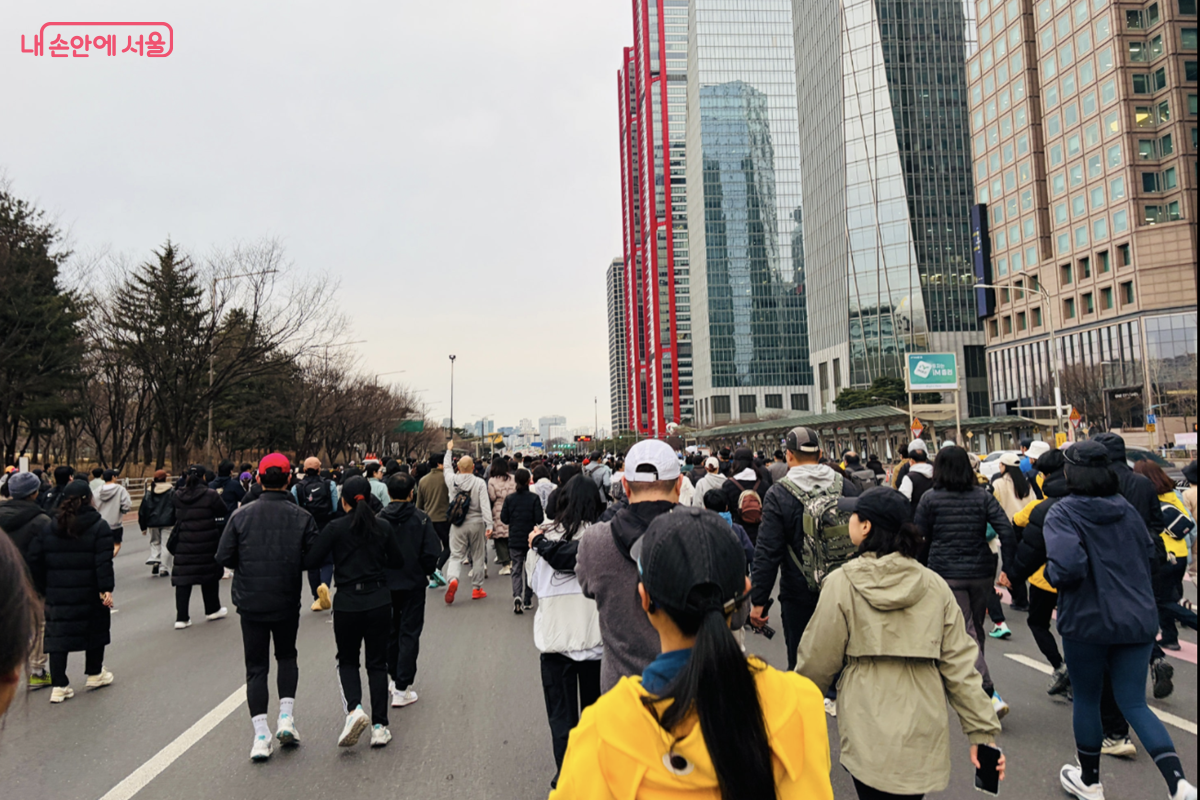 사회자의 출발 안내와 함께 참가자들이 움직이기 시작했다. ©김경선