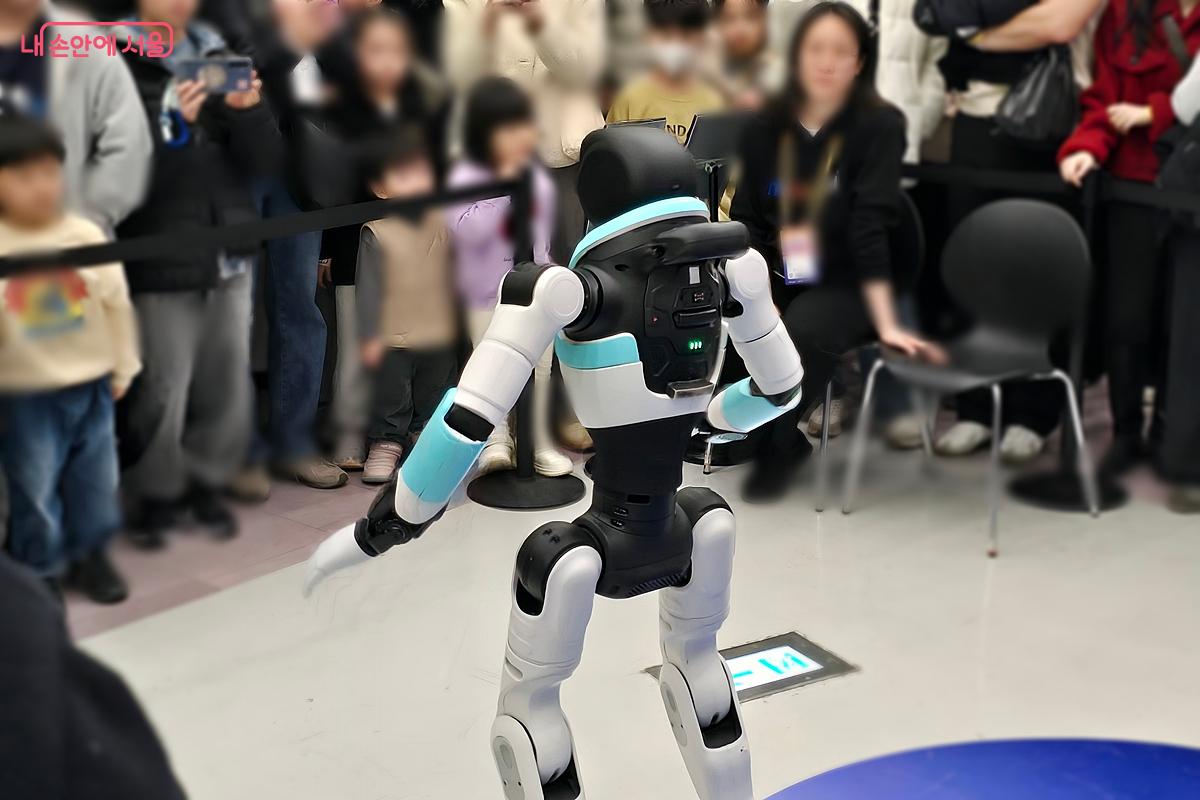 국내 최초로 일반에 공개된 완전 자율형 민첩 로봇 '우치봇' ⓒ김윤경