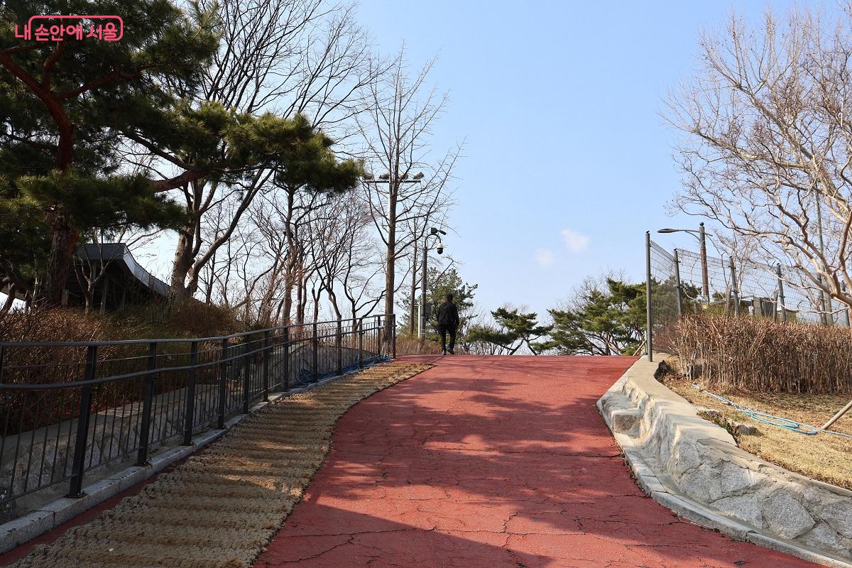 급경사의 동망봉으로 올라가는 길 &copy;김대진 