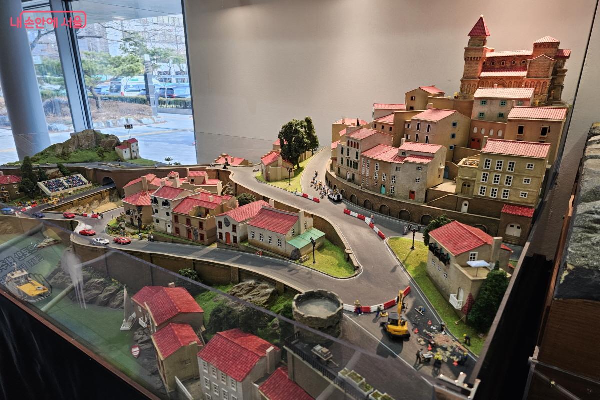 스위스 지역의 영감을 받아 만든 열차 마을의 모습을 섬세하게 만들어 낸 모습ⓒ염지연