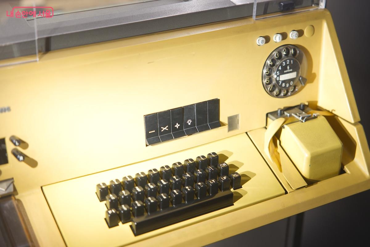 오래되고 희귀한 통신 장비들을 만날 수 있다