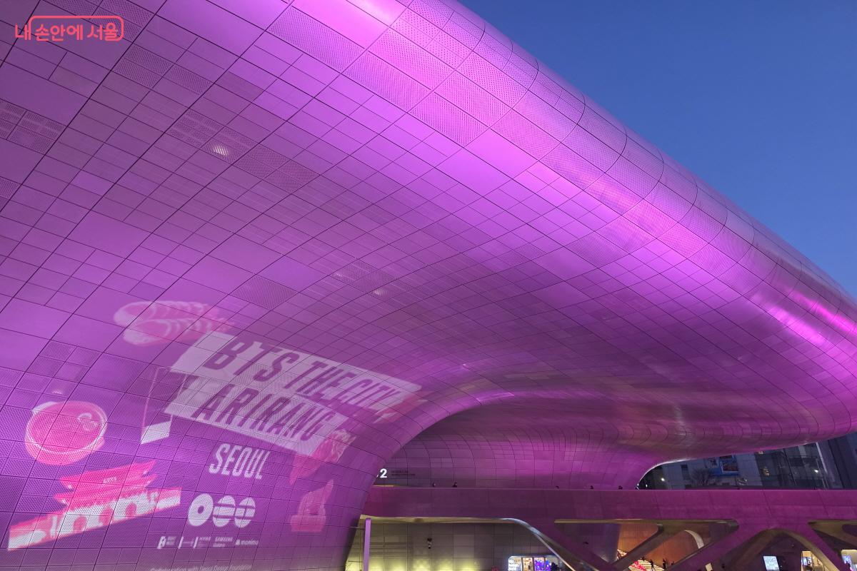 DDP에서 4월 12일까지 'Dream in Light (BTS Music light)' 미디어파사드 쇼를 만날 수 있다. &copy;조수연