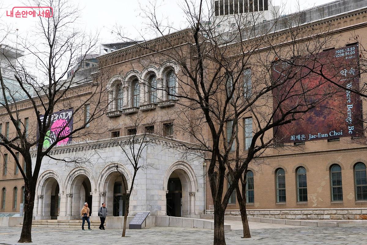 1920년대 건축된 옛 대법원의 전면부를 보존한 외관이 돋보이는 서울시립미술관 &copy;이봉덕