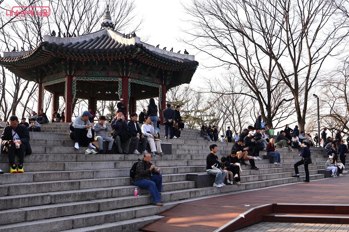 남산 정상 팔각정 앞 계단에서 여유로운 오후를 즐기는 시민들 &copy;이봉덕