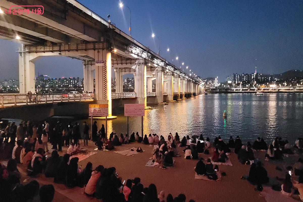 반포대교 달빛무지개분수 공연을 기다리는 시민들 &copy;조연