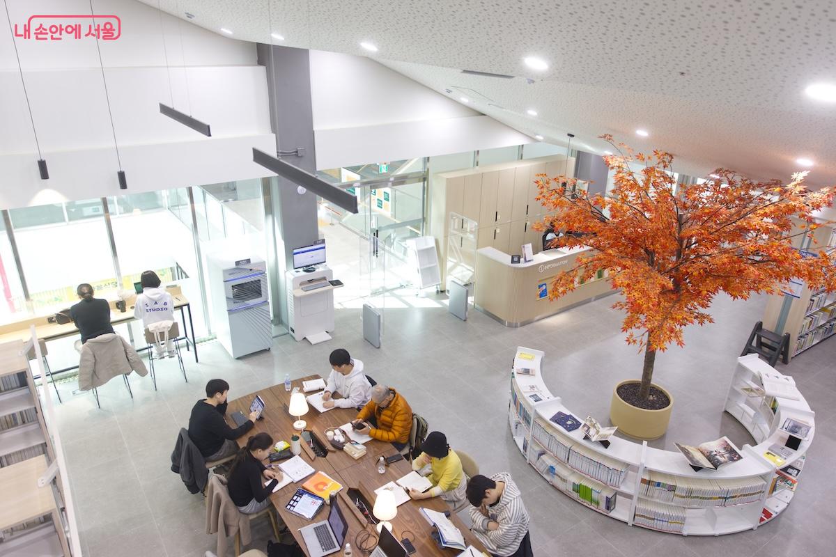 도서관동 3층과 4층은 이렇게 연결이 되어 있는 구조다