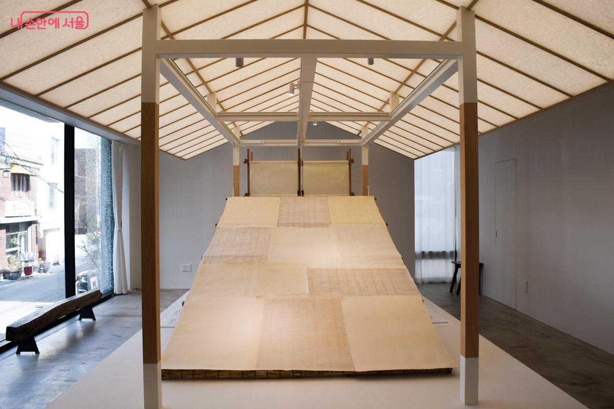 <교차:한지의 구조> 전시물 정면 ⓒ이명은