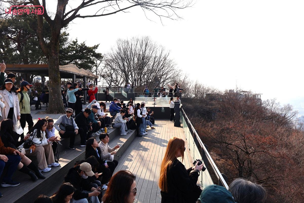 남산정상에서 서울 도심을 내려다보며 휴식을 취하는 방문객들 &copy;이봉덕