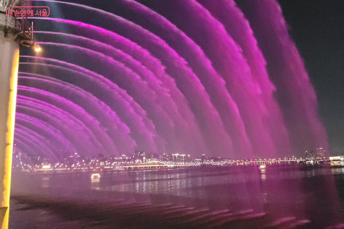 보랏빛 조명이 물든 반포대교 달빛무지개분수와 한강 야경 풍경 &copy;조연
