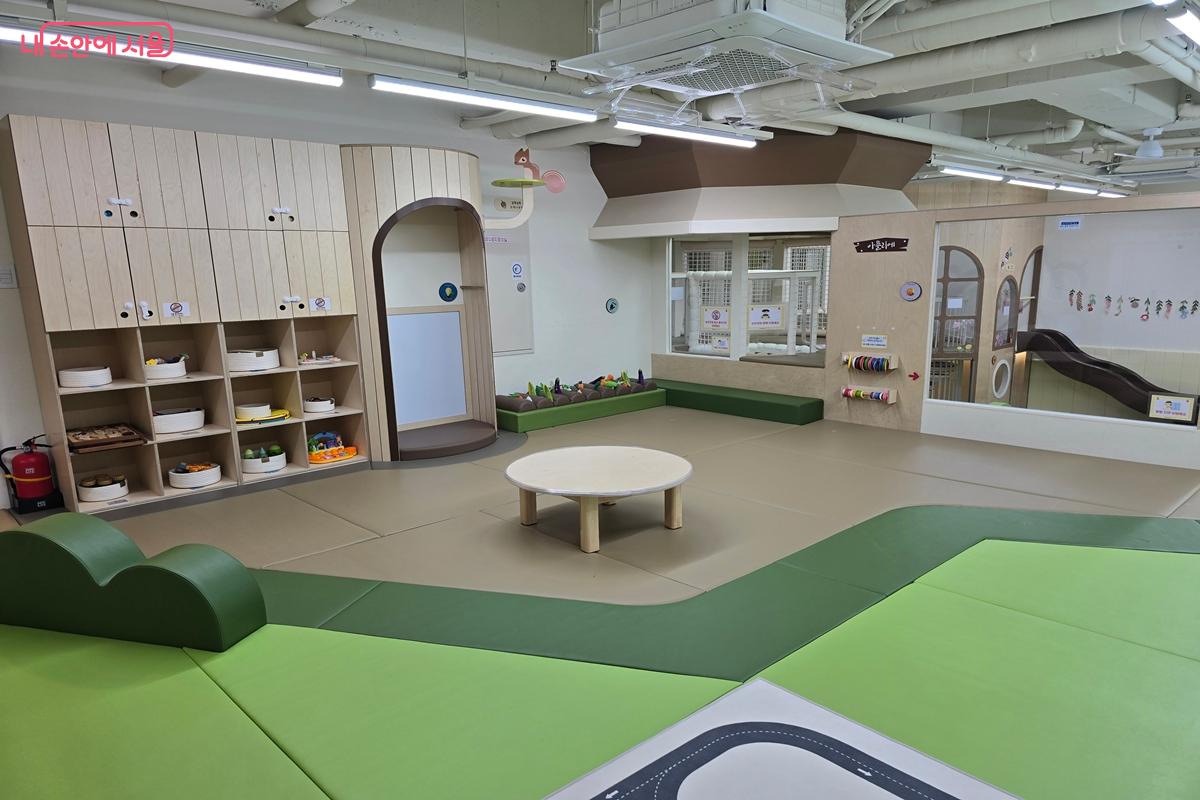 복층 구조로, 2층은 보다 차분한 놀이가 가능한 공간이다. &copy;강사랑