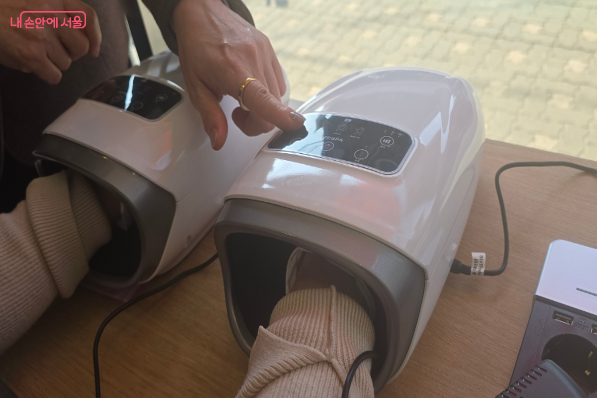 온열 손 마사지기에 손을 넣으니 조물조물 주물러 주니 시원한 느낌이다. &copy;최윤정