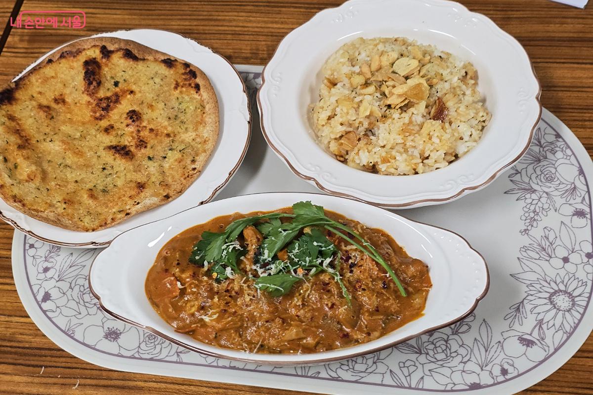 직접 만든 마늘볶음밥과 갈릭버터 토르티야, 치킨 마크니 커리 &copy;박진영 