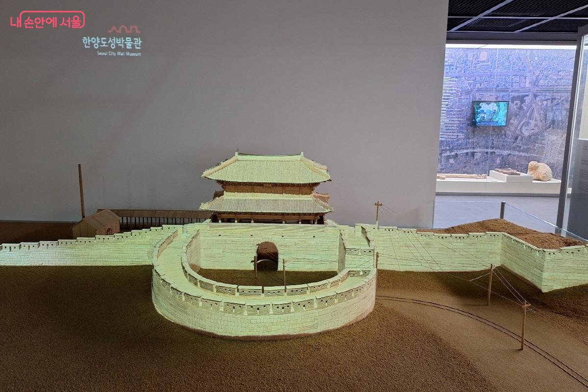한양도성의 주요 성문 구조를 상세히 다루고 있다. ©박근호