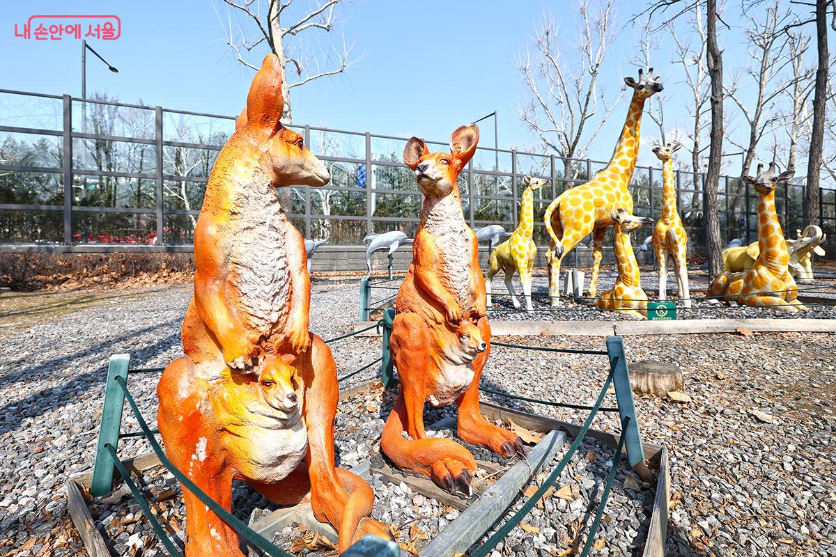 동물원을 연상시키는 다양한 동물 모형들도 전시되어 있다. &copy;김주연