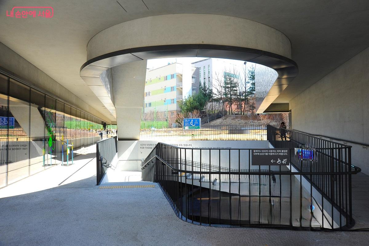 외부에서 직접 지하층으로 연결되는 계단 &copy;조수봉